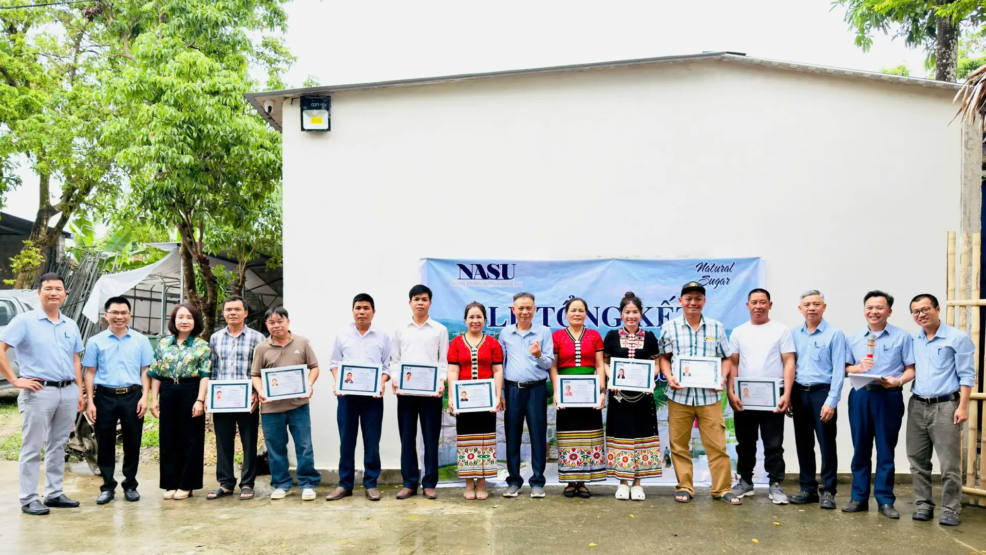 Trao giấy chứng nhận cho học viên.