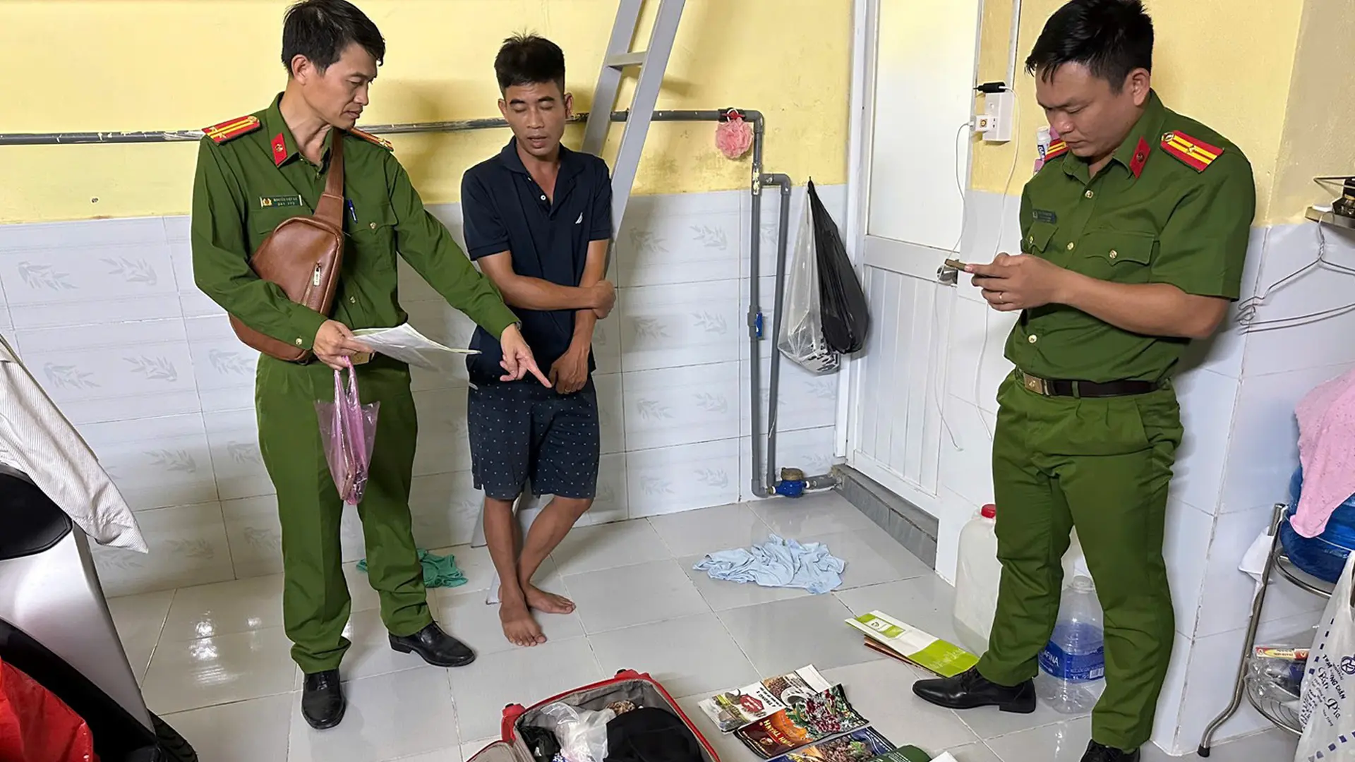 Lực lượng Công an tiến hành khám xét nơi ở của đối tượng Nguyễn Xuân Thành thu giữ nhiều cà phê giả.